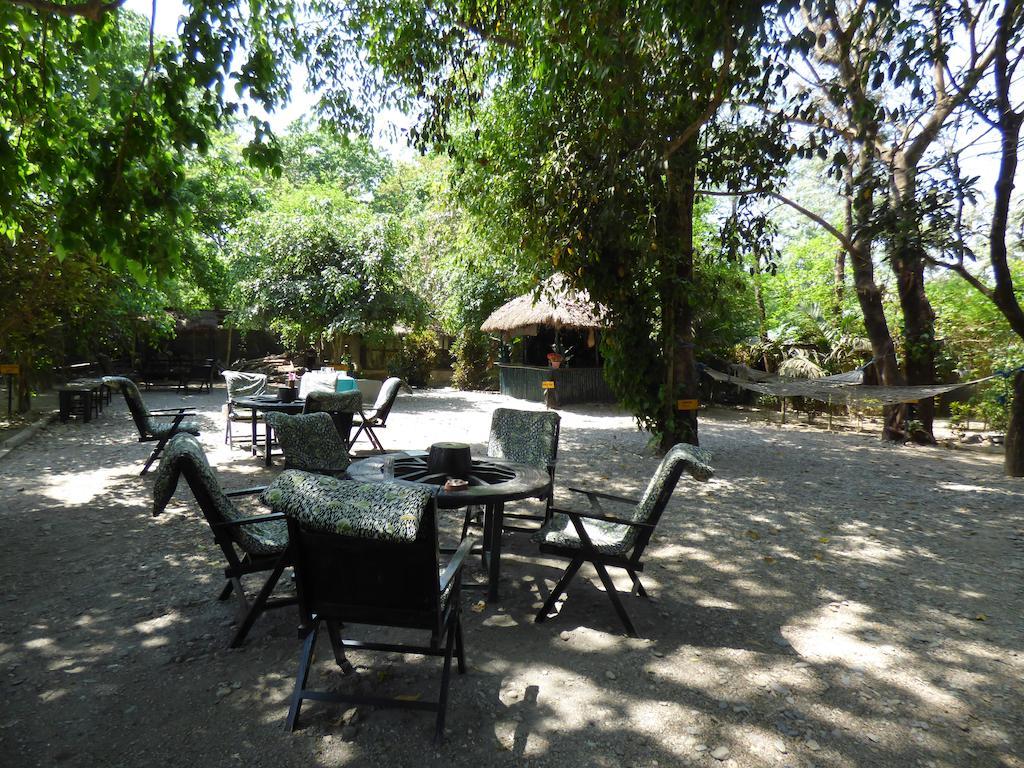 Chitwan Gaida Lodge Sauraha Exteriör bild