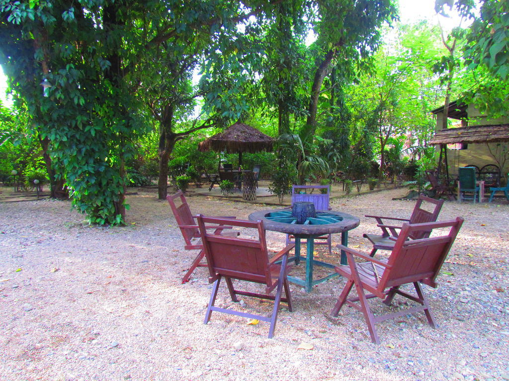 Chitwan Gaida Lodge Sauraha Exteriör bild
